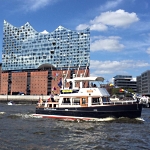 Lottchen vor der Elbphilharmonie